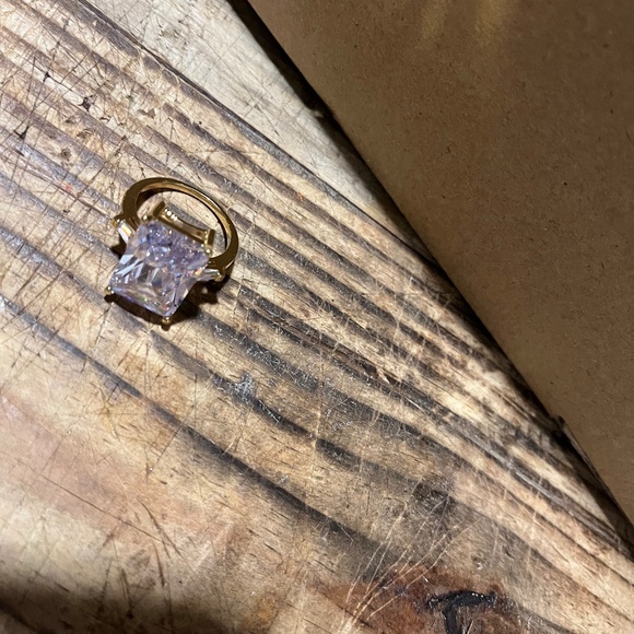 HUGE faux Diamond Like Stone with Pale Blue/Lavendar Tones Ring size 9 - Picture 7 of 7